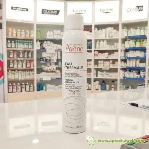 Avene termalna voda u bijeloj boci.